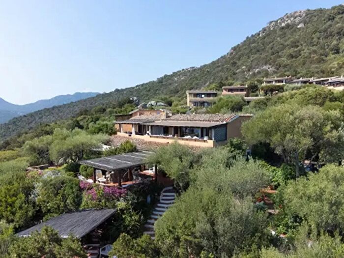 Casa con 6 locali in vendita in Via Monte Maiore, Olbia