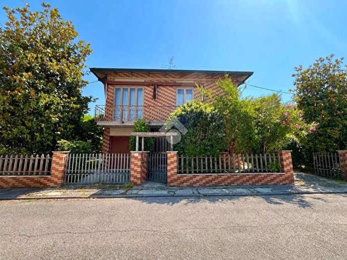 Casa con 8 locali in vendita in Via della Canna, Ravenna