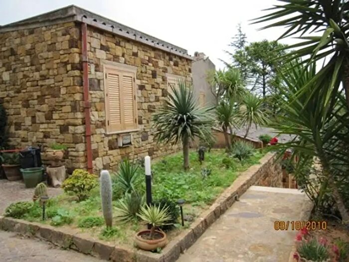 Casa con 15 locali in vendita in Salemi