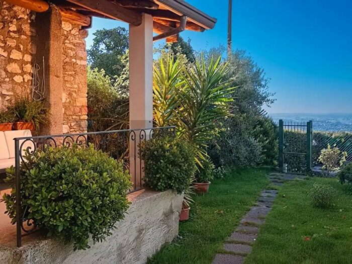 Casa con 5 locali in vendita in Tremosine
