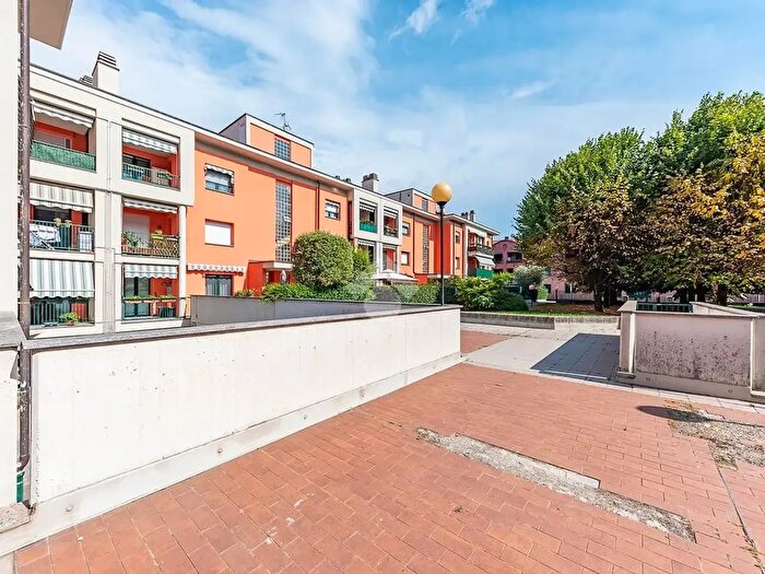 Appartamento trilocale in vendita in Via De Nicola, Lainate