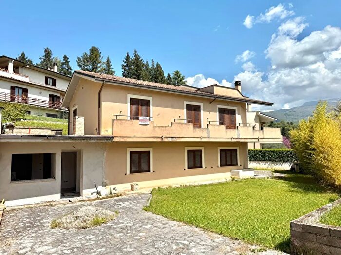 Casa con 10 locali in vendita in Via Felli, Rieti