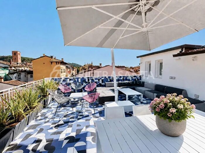 Appartamento con 6 locali in vendita in Pietrasanta