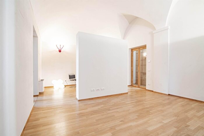 Casa con 7 locali in vendita in Piacenza