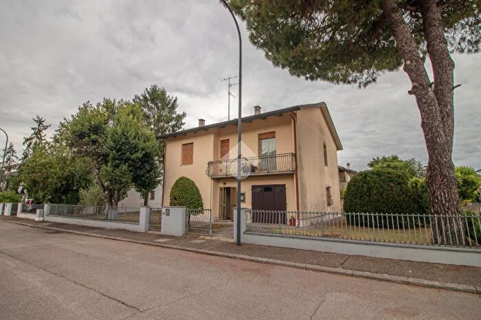 Casa con 6 locali in vendita in Via Palmiro Togliatti, Ravenna