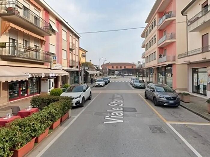 Casa con 6 locali in vendita in Viale Stazione, Montegrotto Terme