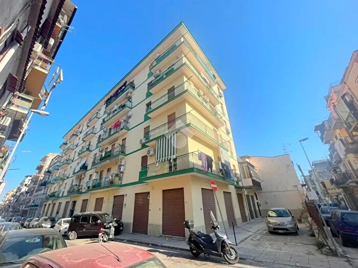 Appartamento trilocale in vendita in Via Giuseppe Crispi, Palermo