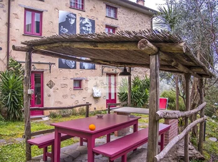 Casa con 12 locali in vendita in Camaiore