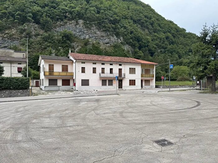 Casa con 5 locali in vendita in Via Soglio, Valdastico