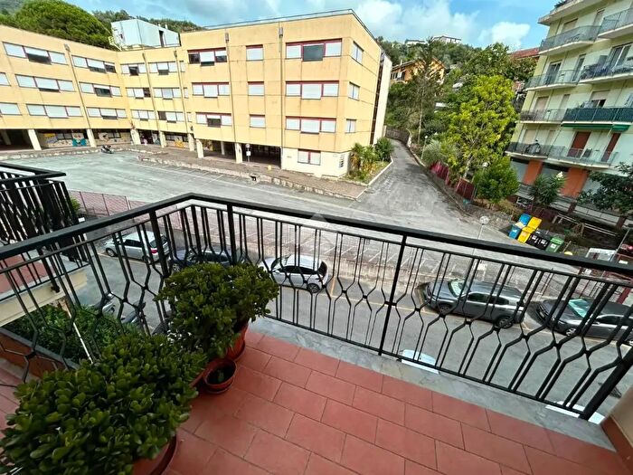 Appartamento trilocale in vendita in Via Rizzo, Rapallo