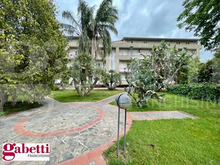 Appartamento con 7 locali in vendita in Via Circonvallazione, Paterno
