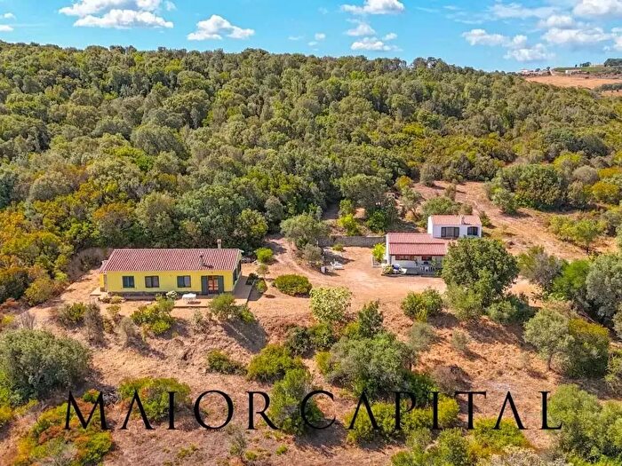 Casa con 8 locali in vendita in Aglientu