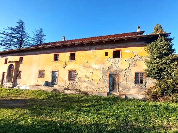 Casa con 12 locali in vendita in Via Campasselva, Pistoia