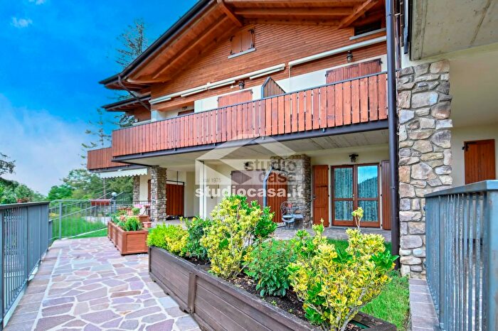 Appartamento trilocale in vendita in Via Monte Alben, Aviatico