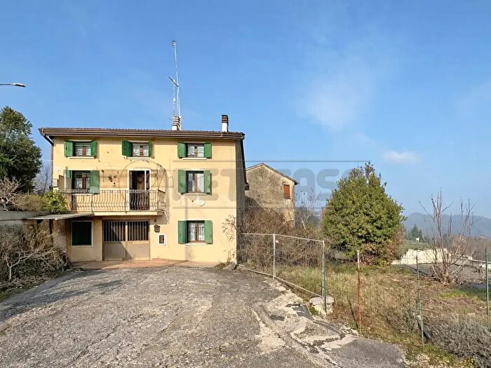 Casa con 5 locali in vendita in Via Capitello, Brogliano