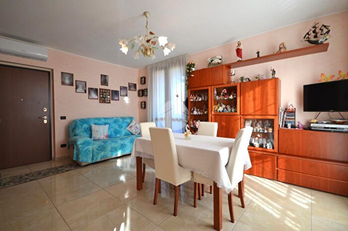 Appartamento trilocale in vendita in Via Clara Maffei, Sedriano