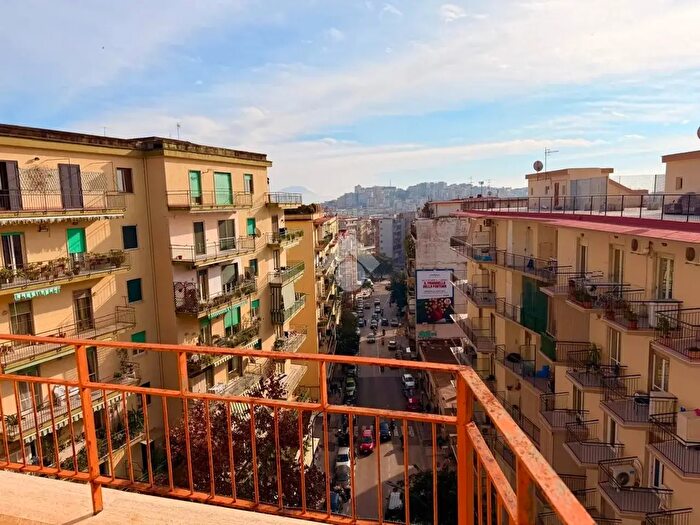 Appartamento con 5 locali in vendita in Via Domenico Fontana, Napoli