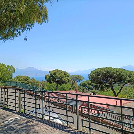 Appartamento trilocale in vendita in Via Posillipo Napoli, Napoli