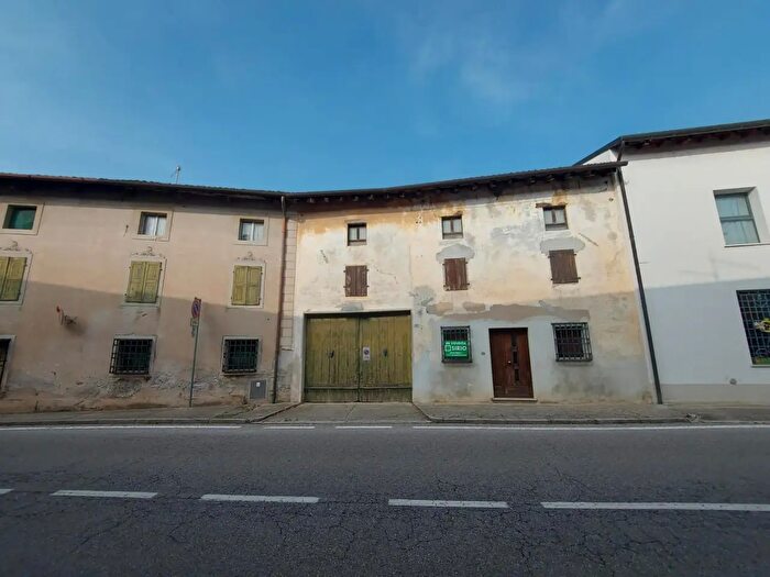 Casa con 6 locali in vendita in Via Indipendenza, Flaibano