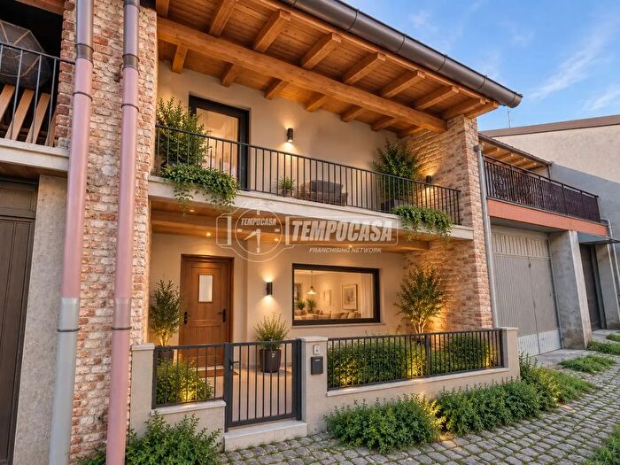 Casa bilocale in vendita in Via Volta, Albiolo
