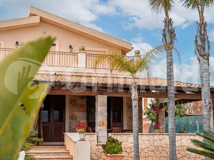 Casa con 7 locali in vendita in Via Sandro Pertini, Avola