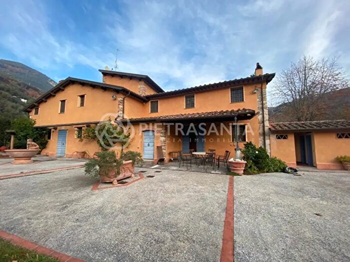 Casa con 15 locali in vendita in Pietrasanta