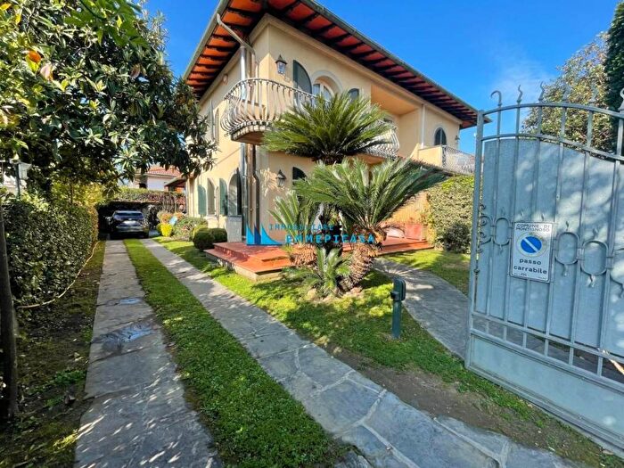 Casa con 6 locali in affitto in Via Pardini, Cinquale, Montignoso
