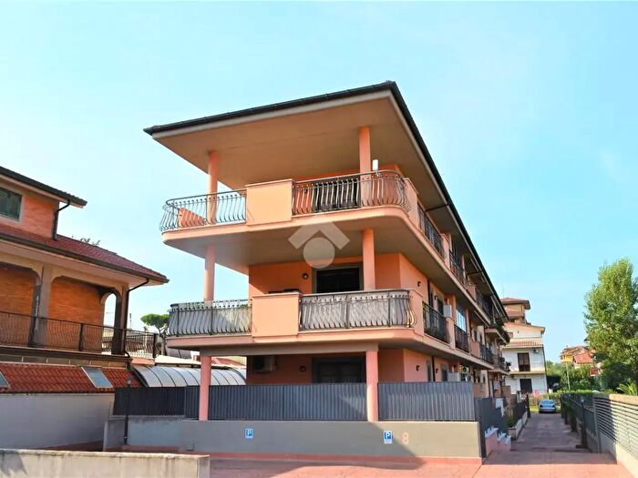 Appartamento trilocale in vendita in Via di Vermicino, Roma