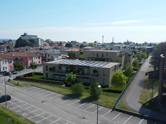 Appartamento con 6 locali in vendita in Via Toscana, Thiene