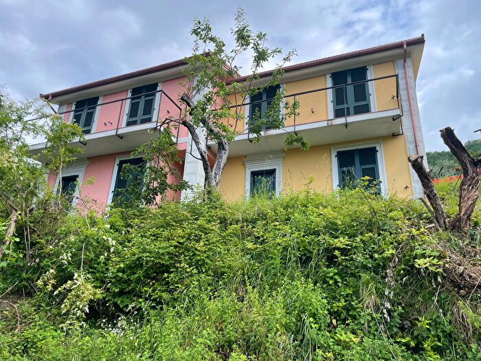 Casa con 10 locali in vendita in Via Posato, Avegno