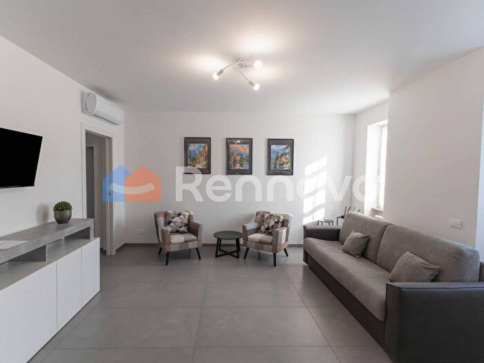 Appartamento trilocale in affitto in Piazza Europa Unita, Lucino, Montano Lucino