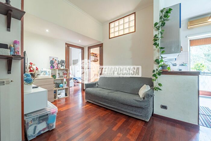 Appartamento bilocale in vendita in Via dei Buonvisi, Roma