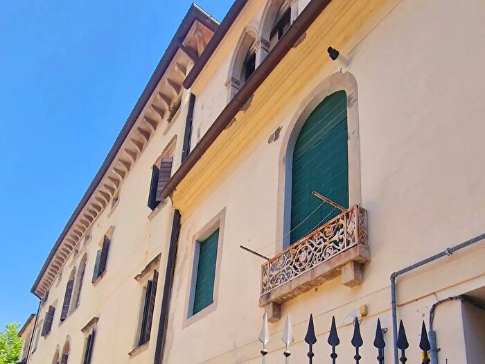 Casa con 7 locali in vendita in Vittorio Veneto