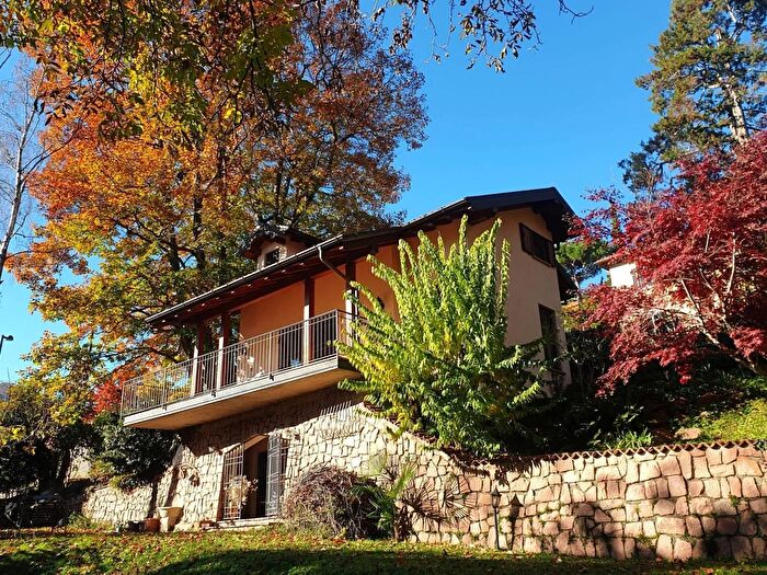 Casa trilocale in vendita in Via dei Rossi Cuasso al Monte, Cuasso Al Monte
