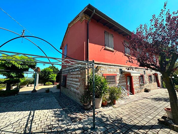 Casa con 6 locali in vendita in Via della Pieve, Cartoceto
