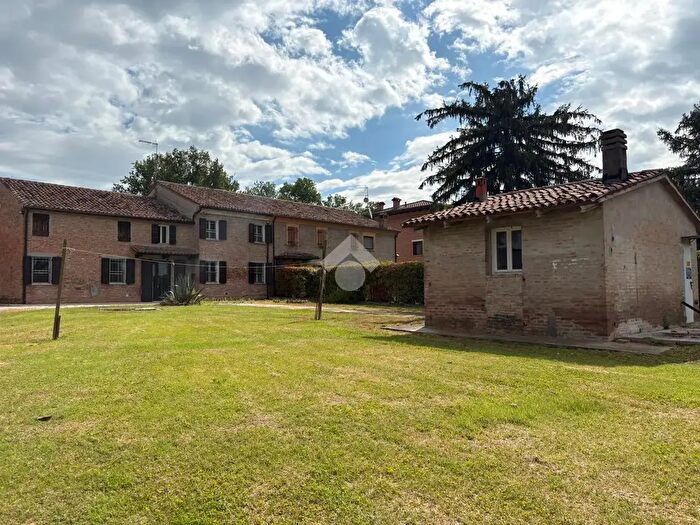 Casa quadrilocale in vendita in Via Comacchio, Ferrara