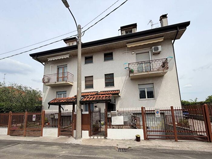 Appartamento trilocale in affitto in Via Val dOssola, Nova Milanese