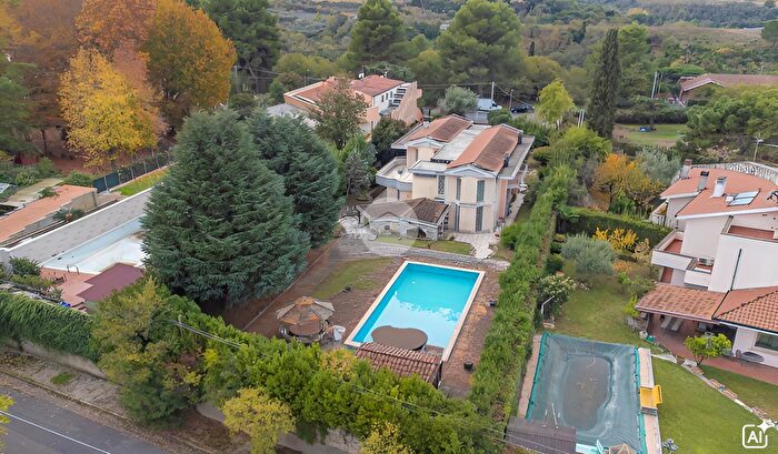 Casa con 7 locali in vendita in Viale del Canopo, Tivoli