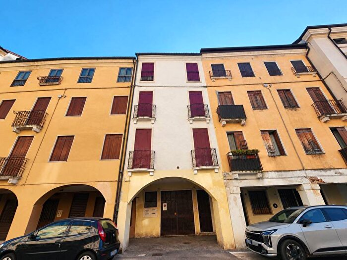 Appartamento con 6 locali in affitto in Contra' Santa Caterina, Centro Storico, Vicenza