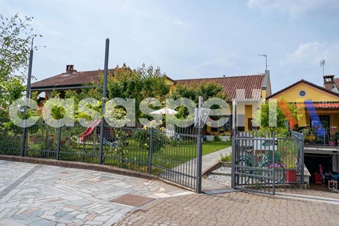 Casa con 11 locali in vendita in Strada Boschetto, Quargnento