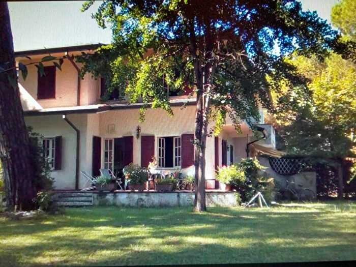 Casa con 6 locali in affitto in Ronchi Poveromo, Massa