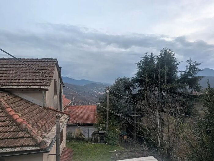Appartamento con 7 locali in vendita in Via Fiume, Mignanego