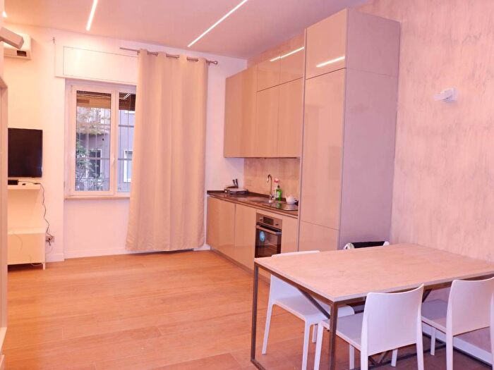 Appartamento trilocale in affitto in Via Tommaso da Cazzaniga, Moscova, Milano