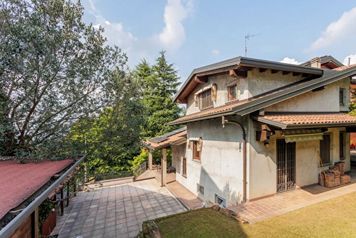 Casa con 9 locali in vendita in Via della Baia, Binago