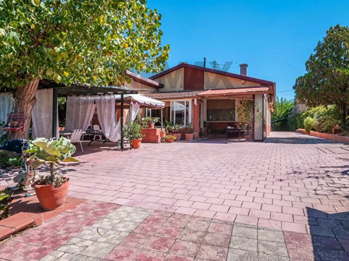 Casa con 10 locali in vendita in Via Gian Battista Fanales, Caltagirone