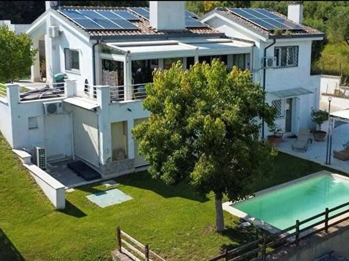 Casa quadrilocale in vendita in Via delle Spinareta, Formello