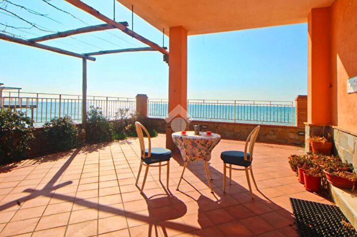 Appartamento con 6 locali in vendita in Viale Mario Napoli, Ascea