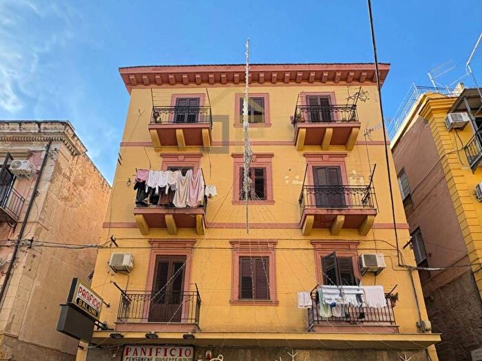 Appartamento con 6 locali in affitto in Via Generale Luigi Cadorna, Cassaro, Palermo