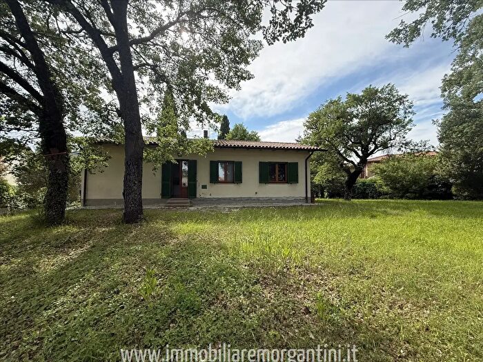 Casa con 10 locali in vendita in Sarteano