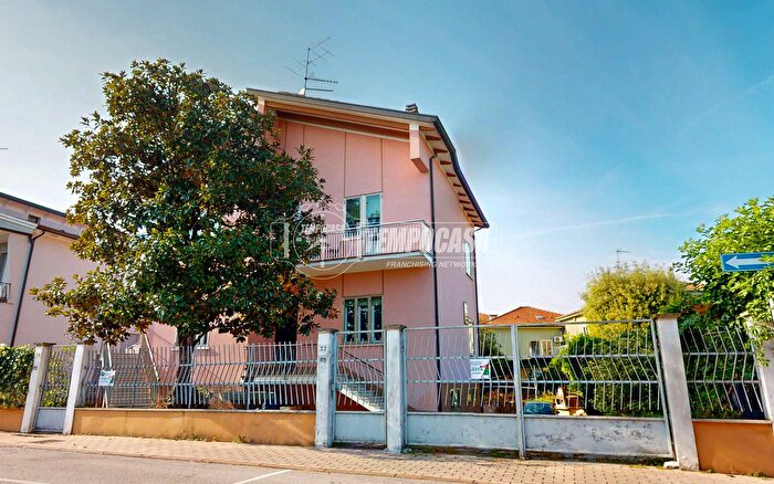 Appartamento trilocale in vendita in Via Revere, Mantova